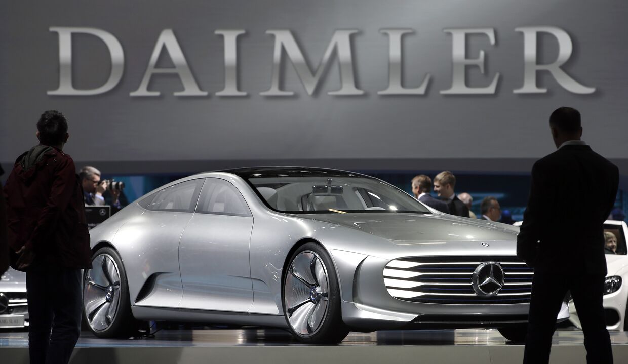 Концепт-кар Mercedes Benz на стенде во время ежегодного собрания акционеров немецкого концерна Daimler в Берлине, Германия