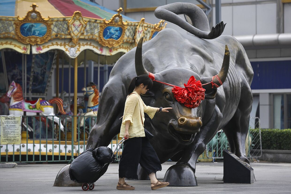 Статуя быка у торгового центра в Пекине, Китай