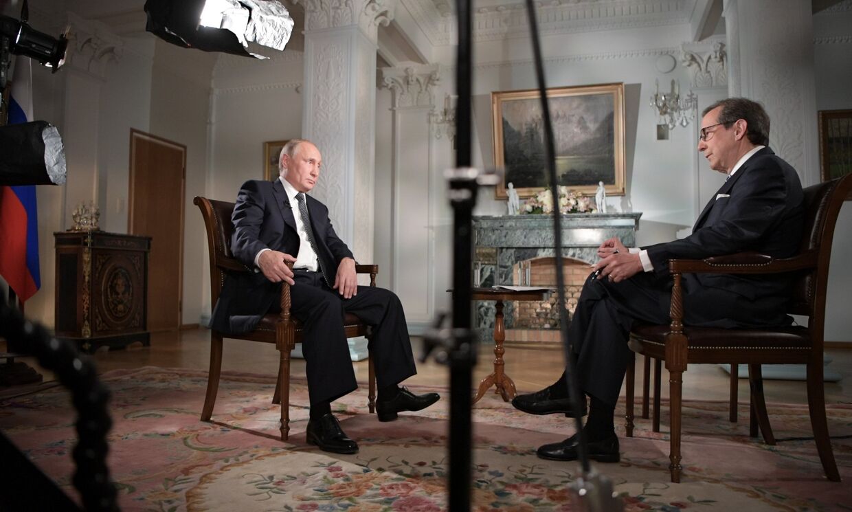 Президент РФ Владимир Путин и ведущий телеканала Fox News Крис Уоллес во время интервью в Хельсинки. 16 июля 2018