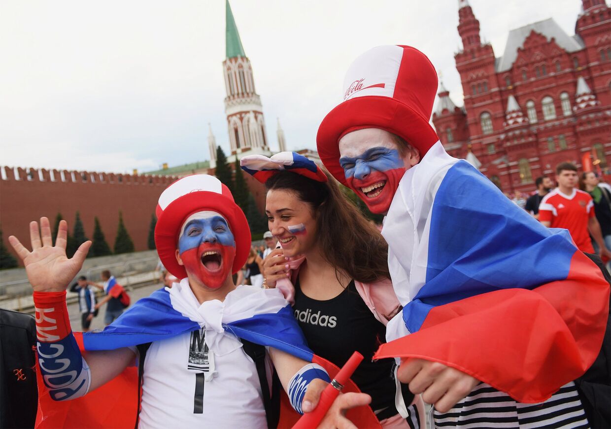 Болельщики на Красной площади в Москве