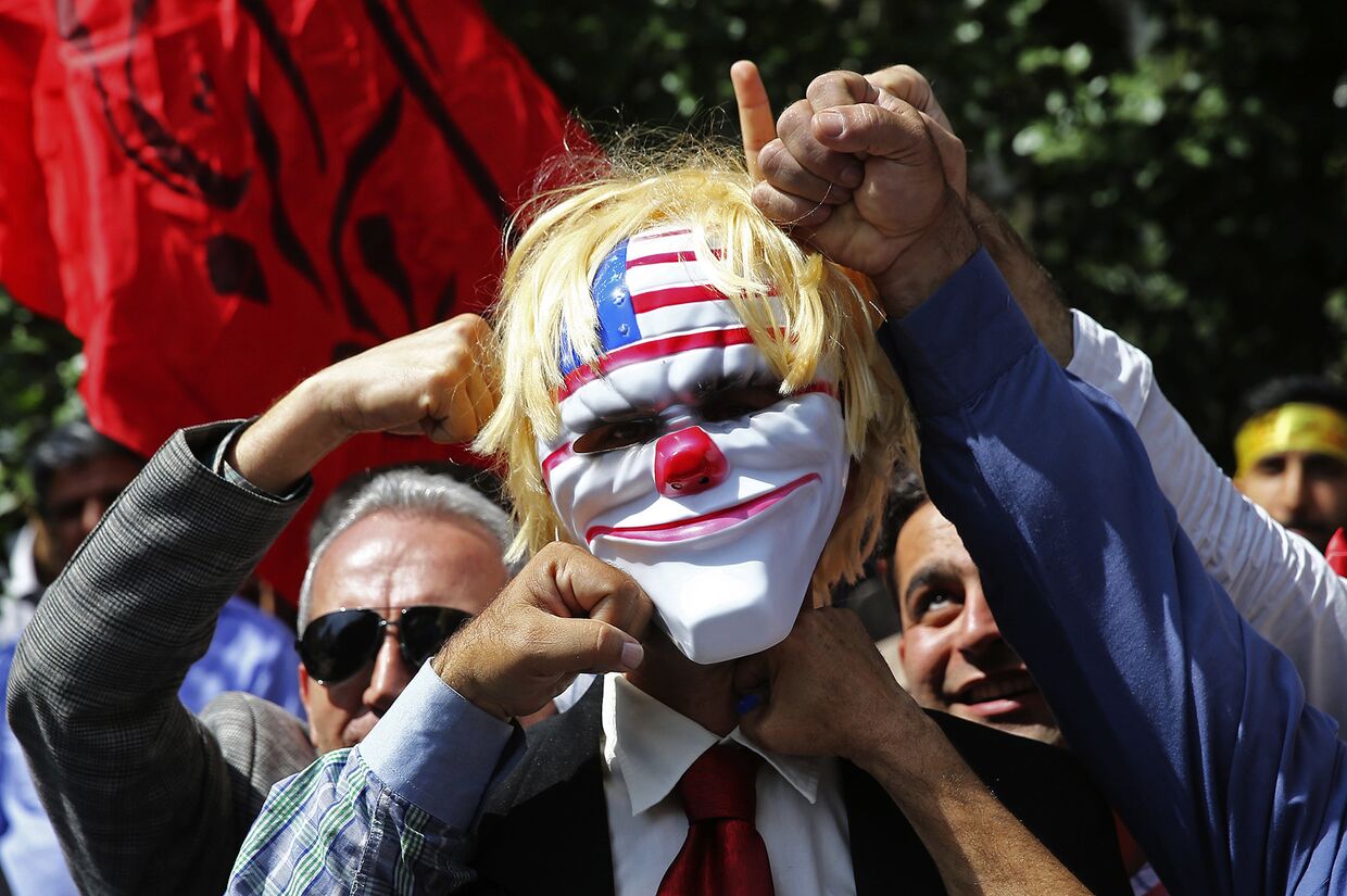 Иранские протестующие во время протеста внутри бывшего посольства США в Тегеране, Иран