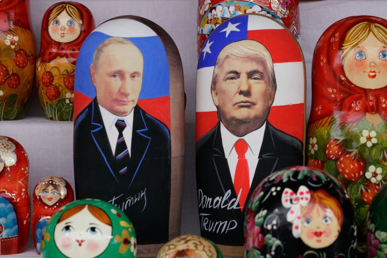 Матрешки с изображением президента России Владимира Путина и президента США Дональда Трампа в Москве