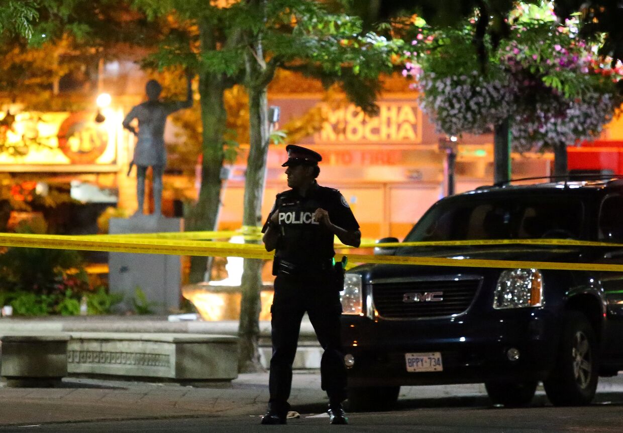 Полицейский на месте стрельбы в Торонто, Канада. 22 июля 2018