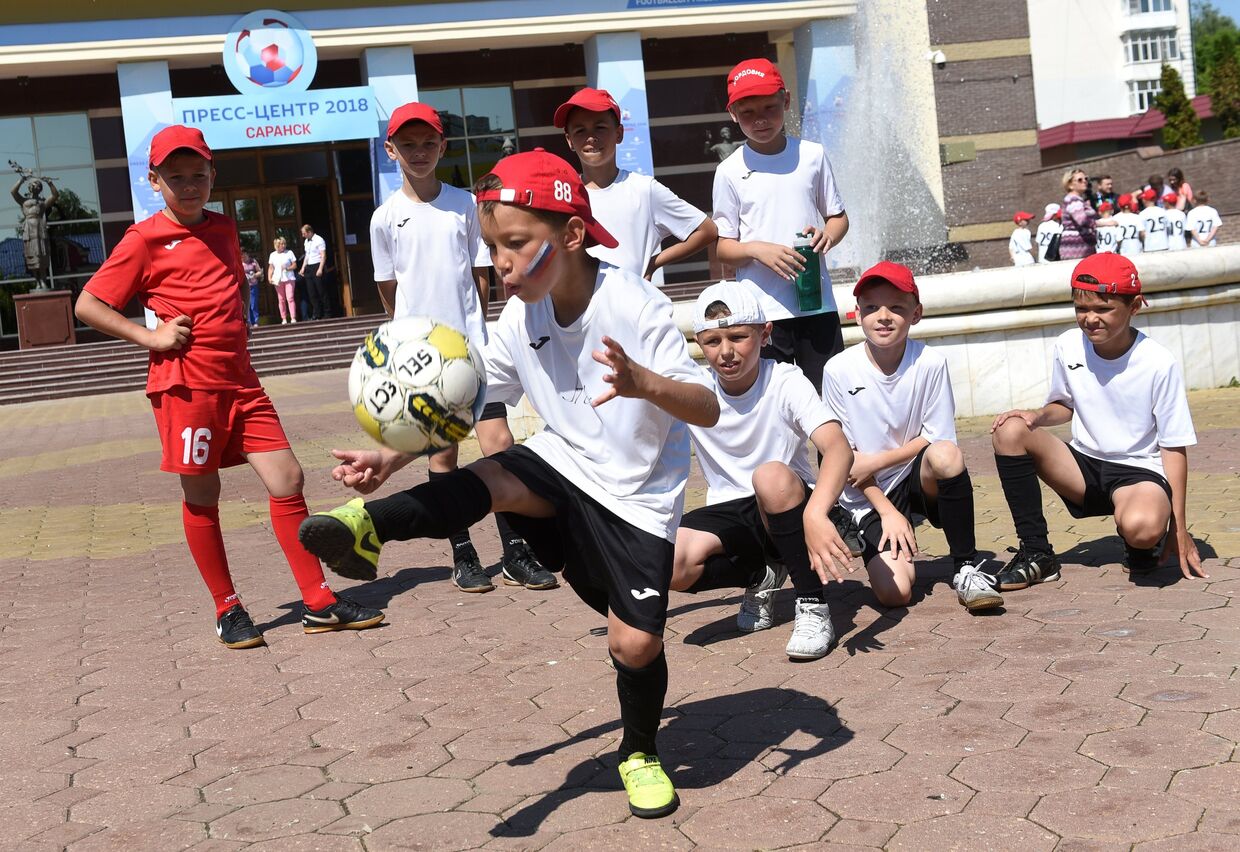 Воспитанники центра подготовки юных футболистов Приволжья на площади перед зданием городского пресс-центра чемпионата мира по футболу FIFA 2018 в Саранске
