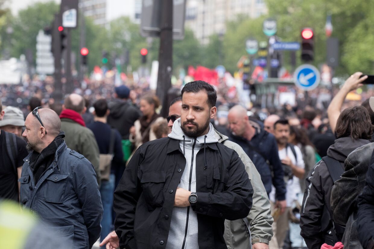Советник президента Франции Александр Беналля во время столкновений с активистами на майском митинге в Париже
