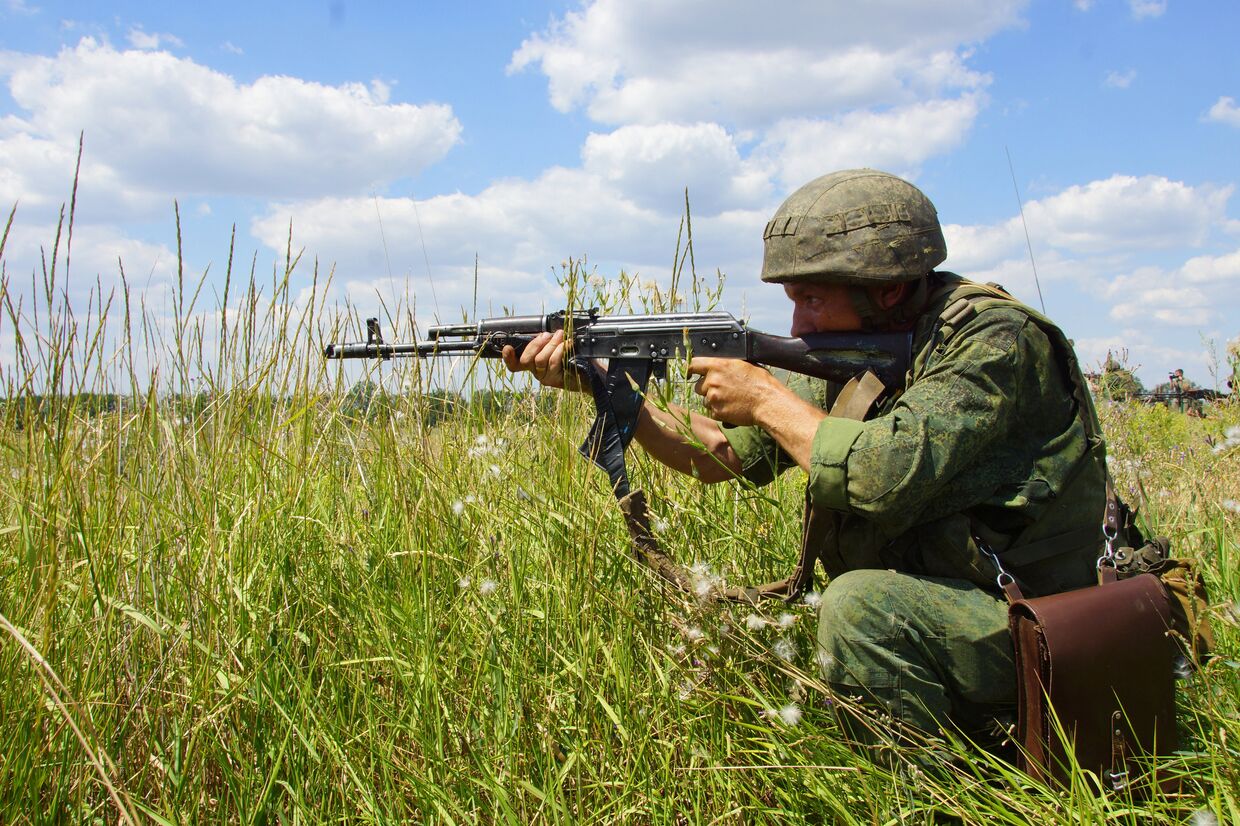 Сотрудник Народной милиции ЛНР совместно с мотострелковыми отделениями на учениях по боевой подготовке
