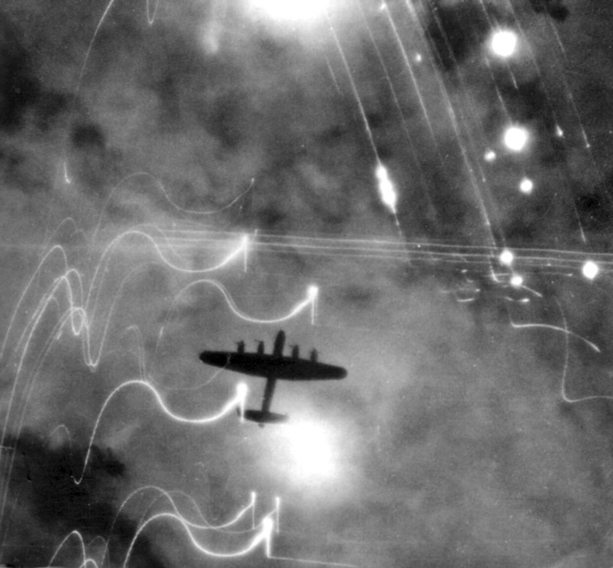 Бомбардировщик Lancaster над Гамбургом