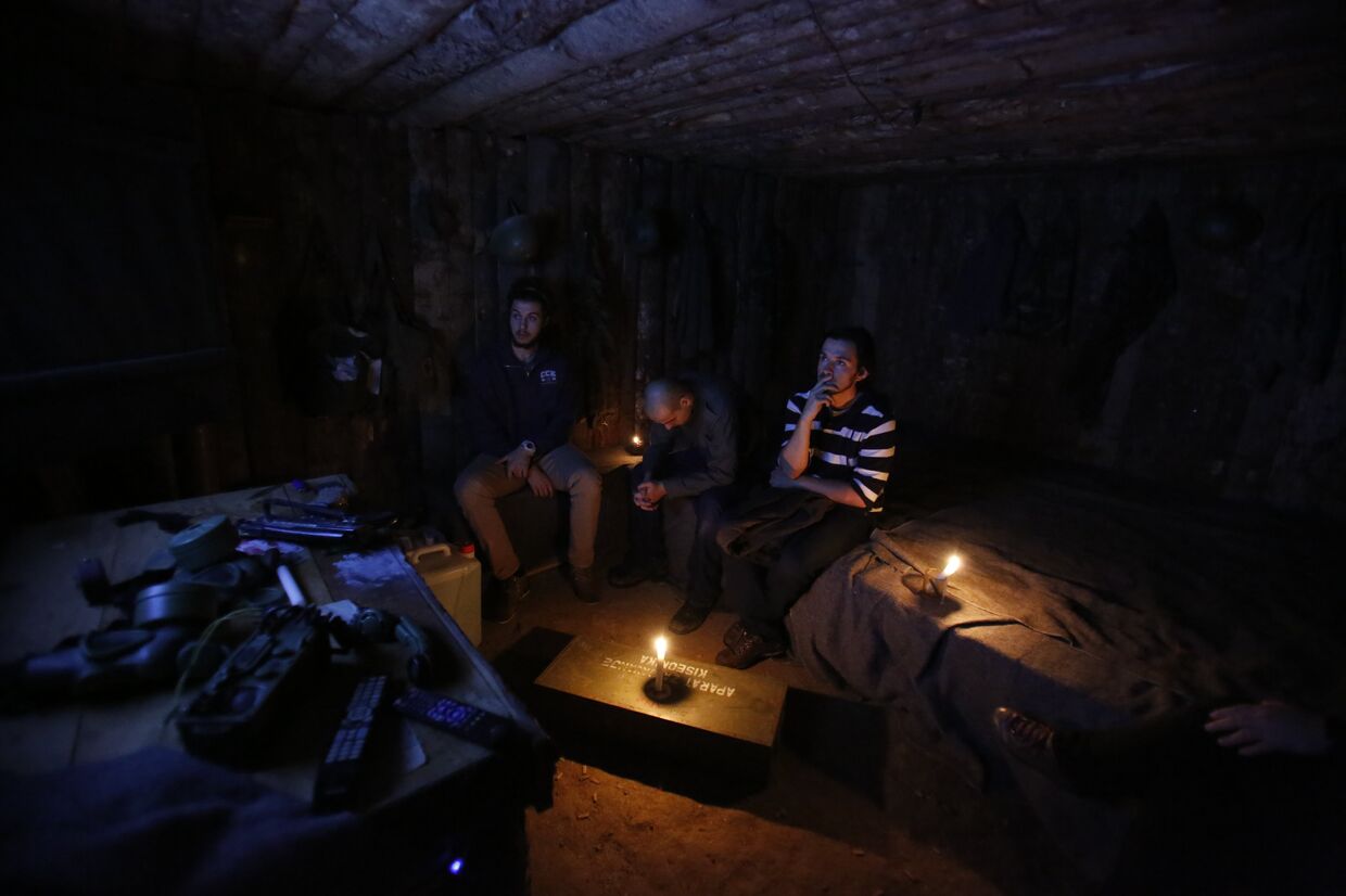 Владелец War Hostel Ариян Курбашич с двумя гостями в бункере, оборудованном в подвале хостела в Сараево