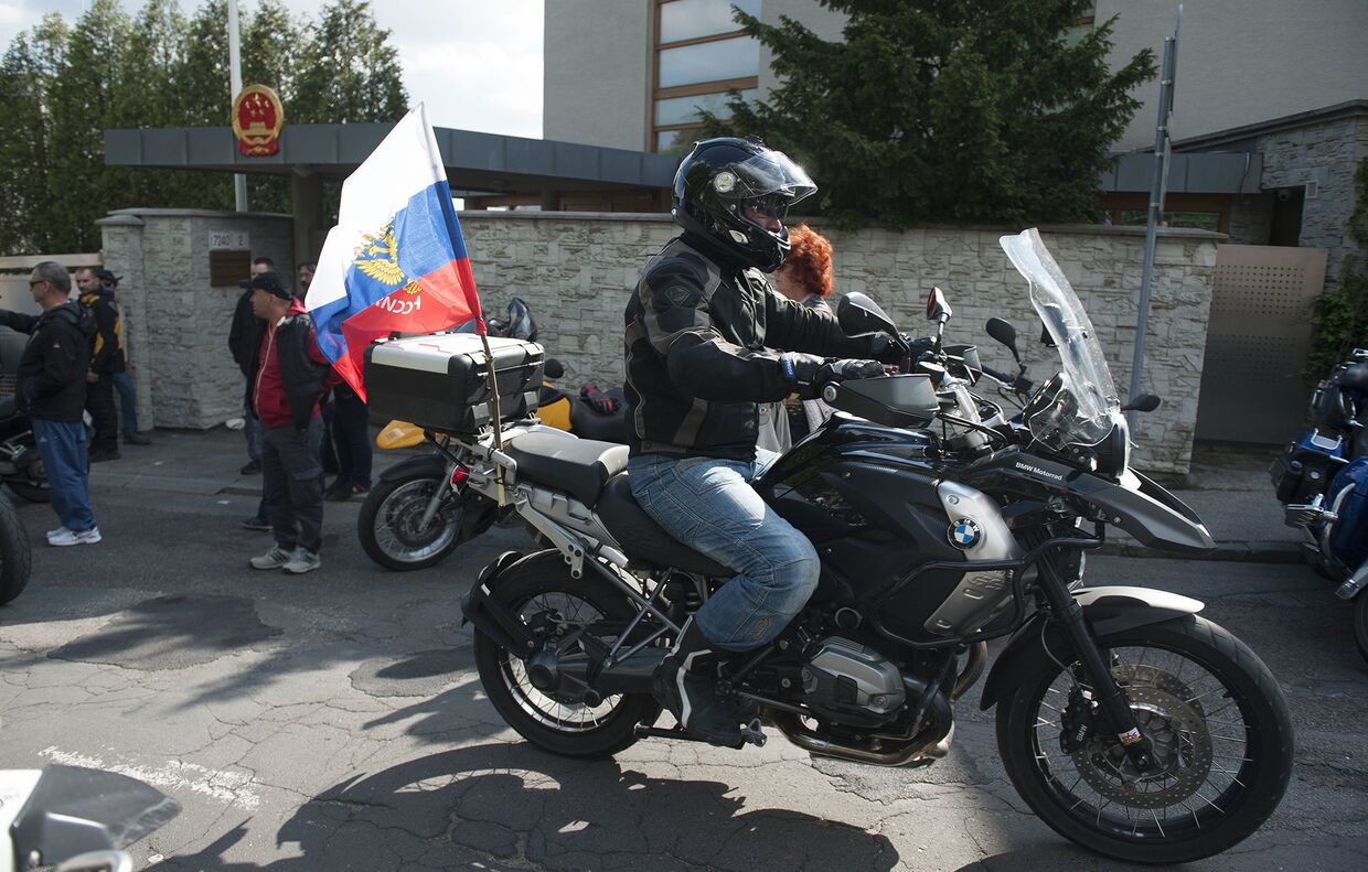 Члены мотоклуба «Ночные волки» прибывают на мемориал советских воинов Второй мировой войны «Славин» в Словакии