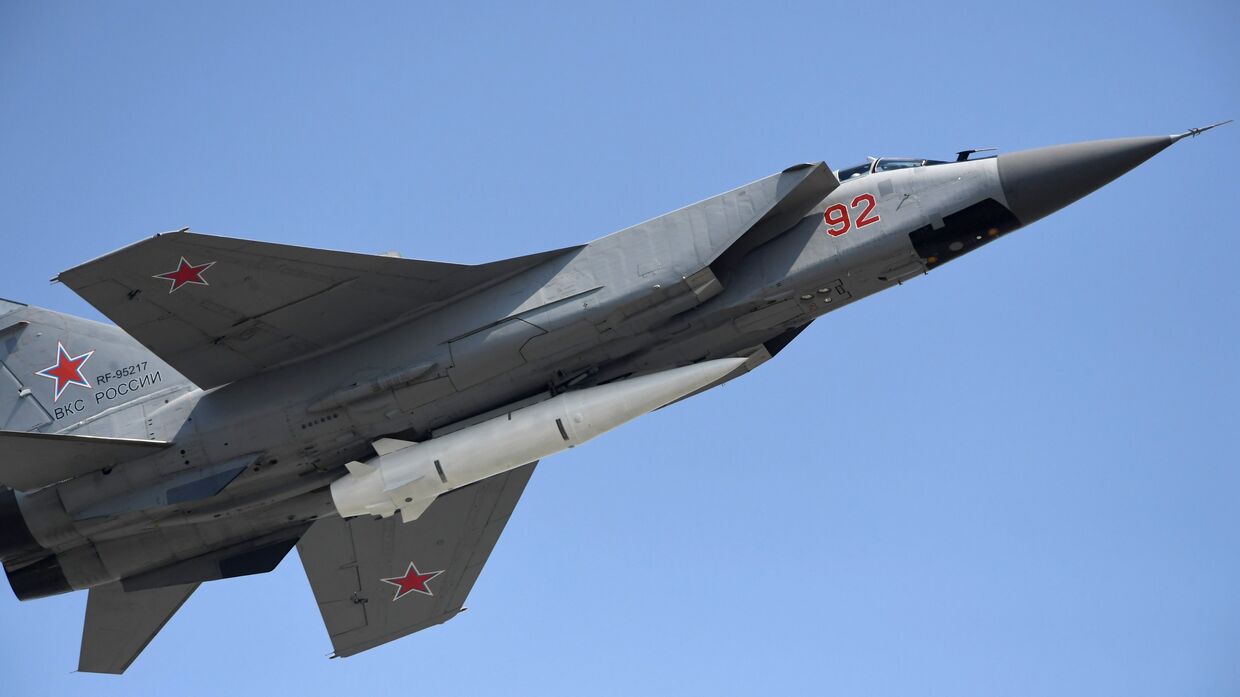 Многоцелевой истребитель МиГ-31 с гиперзвуковой ракетой «Кинжал»
