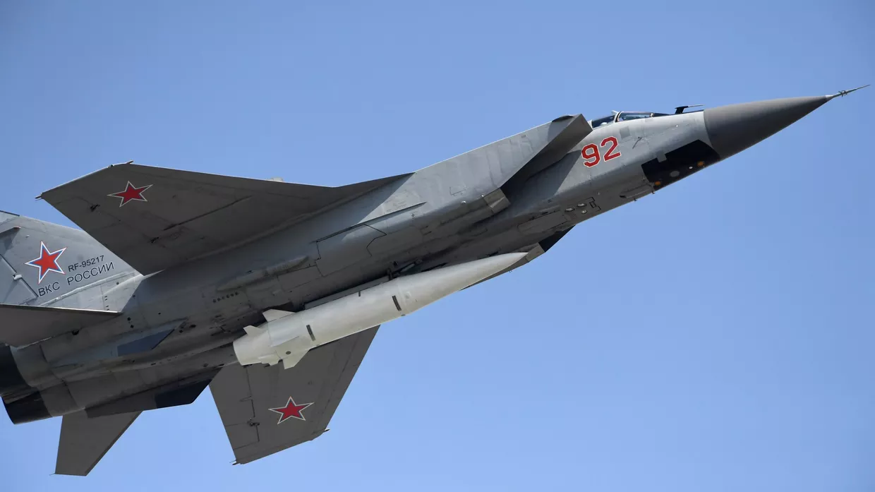 Многоцелевой истребитель МиГ-31 с гиперзвуковой ракетой «Кинжал»