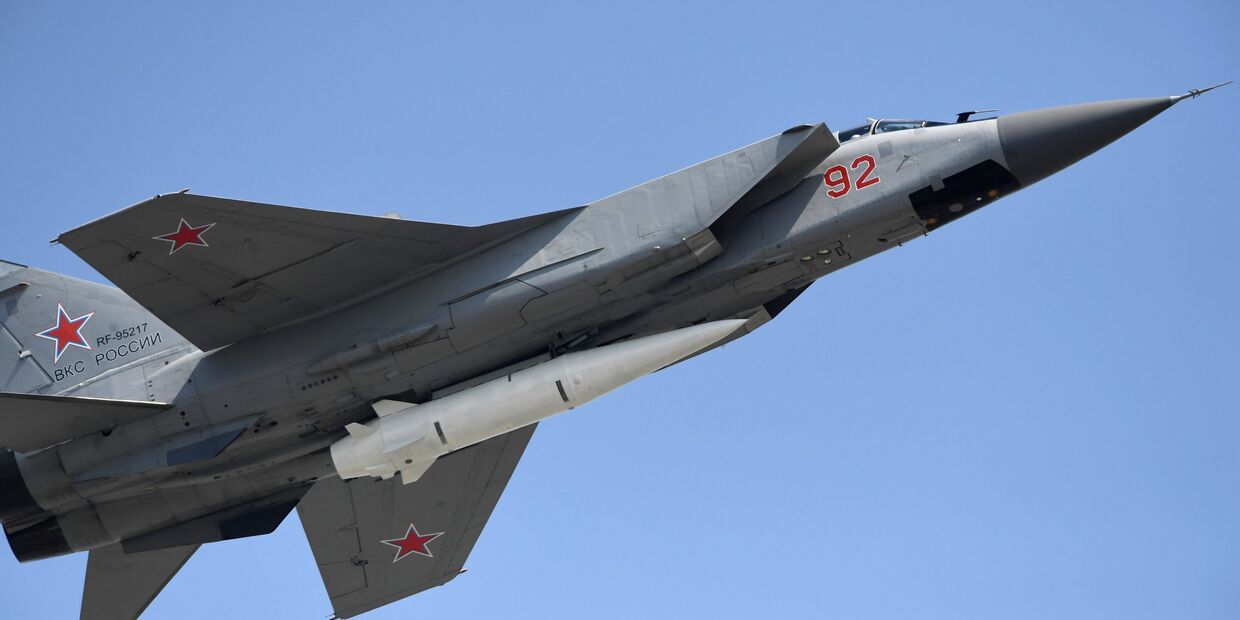 Многоцелевой истребитель МиГ-31 с гиперзвуковой ракетой «Кинжал»