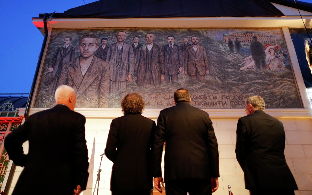 Люди смотрят на фреску, на которой изображен Гаврило Принцип, который убил эрцгерцога Франца Фердинанда в 1914 году. Вишеград