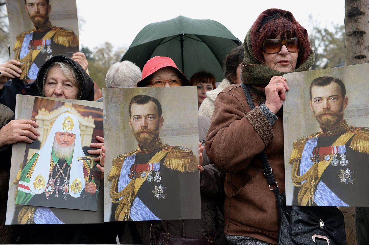 Женщины с портретами Николая Второго на церемонии открытия памятника последнему императору России в Белграде