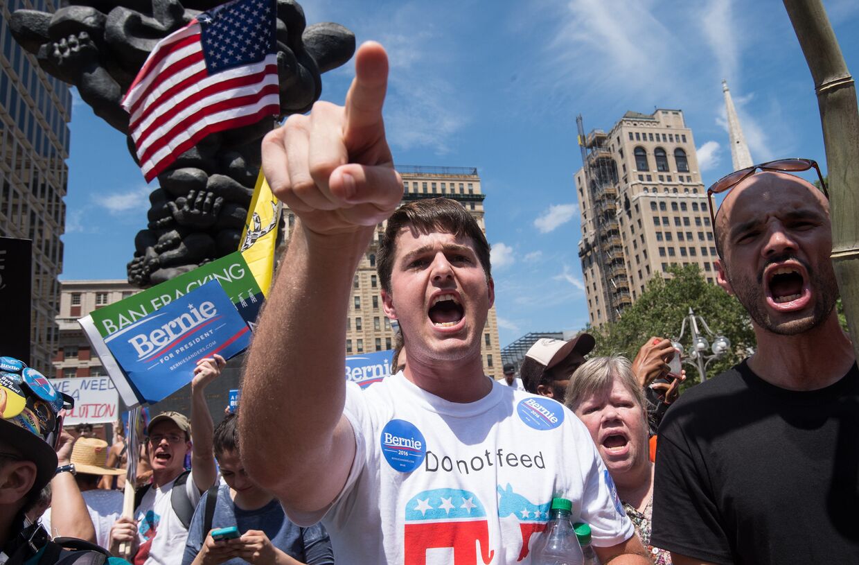 Сторонники Берни Сандерса во время демонстрации в Филадельфии, США. 24 июля 2016 года