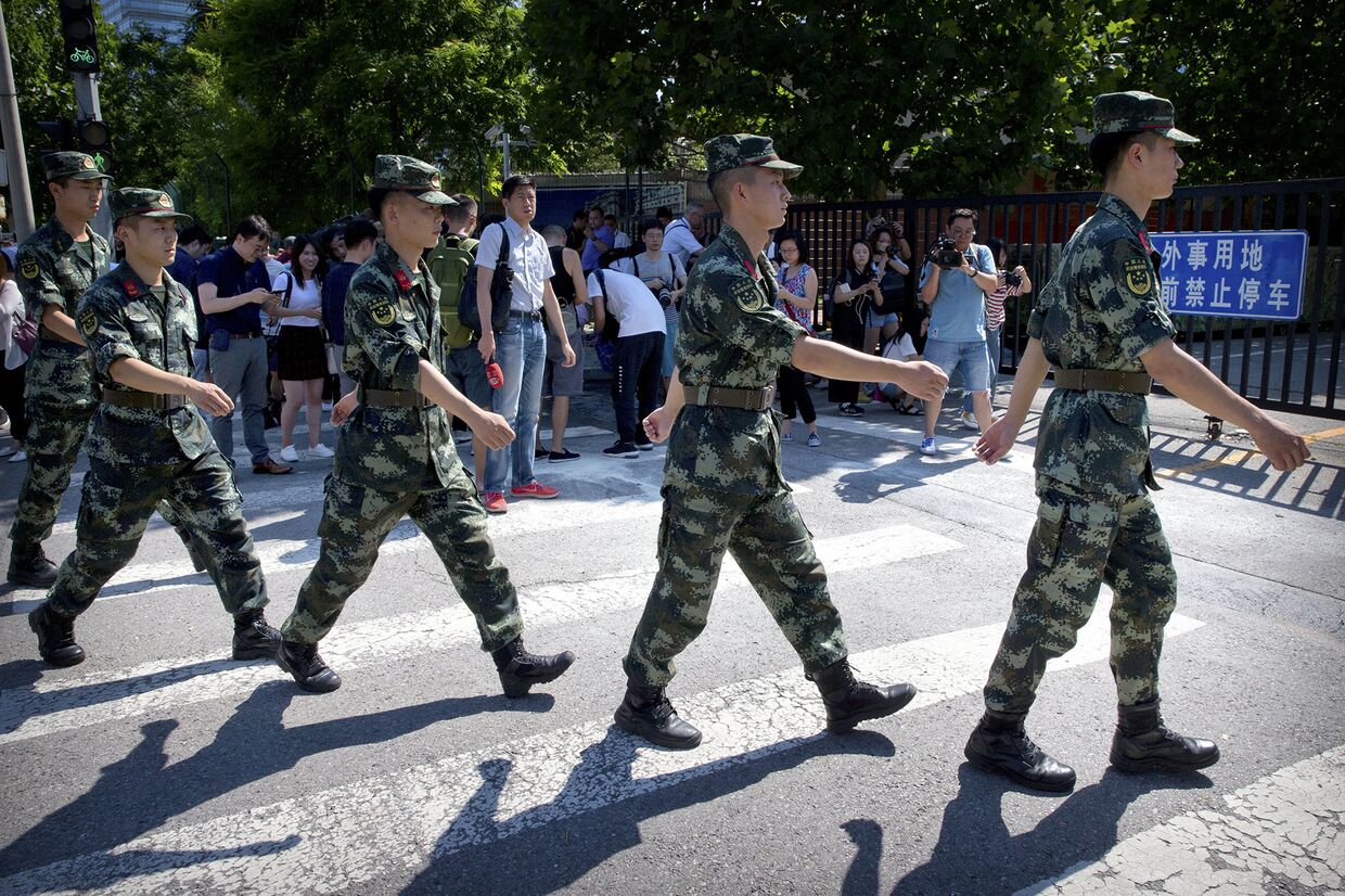 Сотрудники военной полиции у посольства США в Пекине, где произошел взрыв