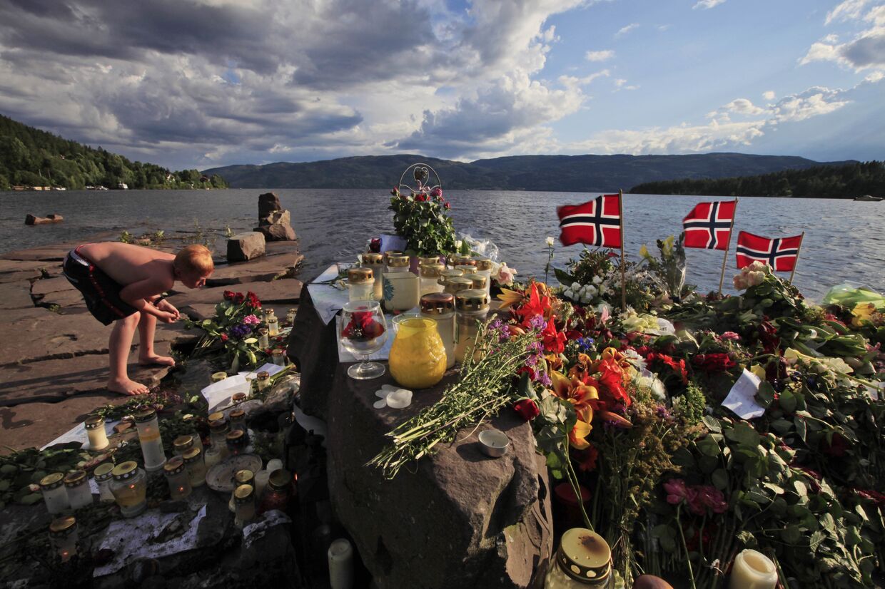 Мемориал в память о жертвах расстрела на острове Утёйя, Норвегия
