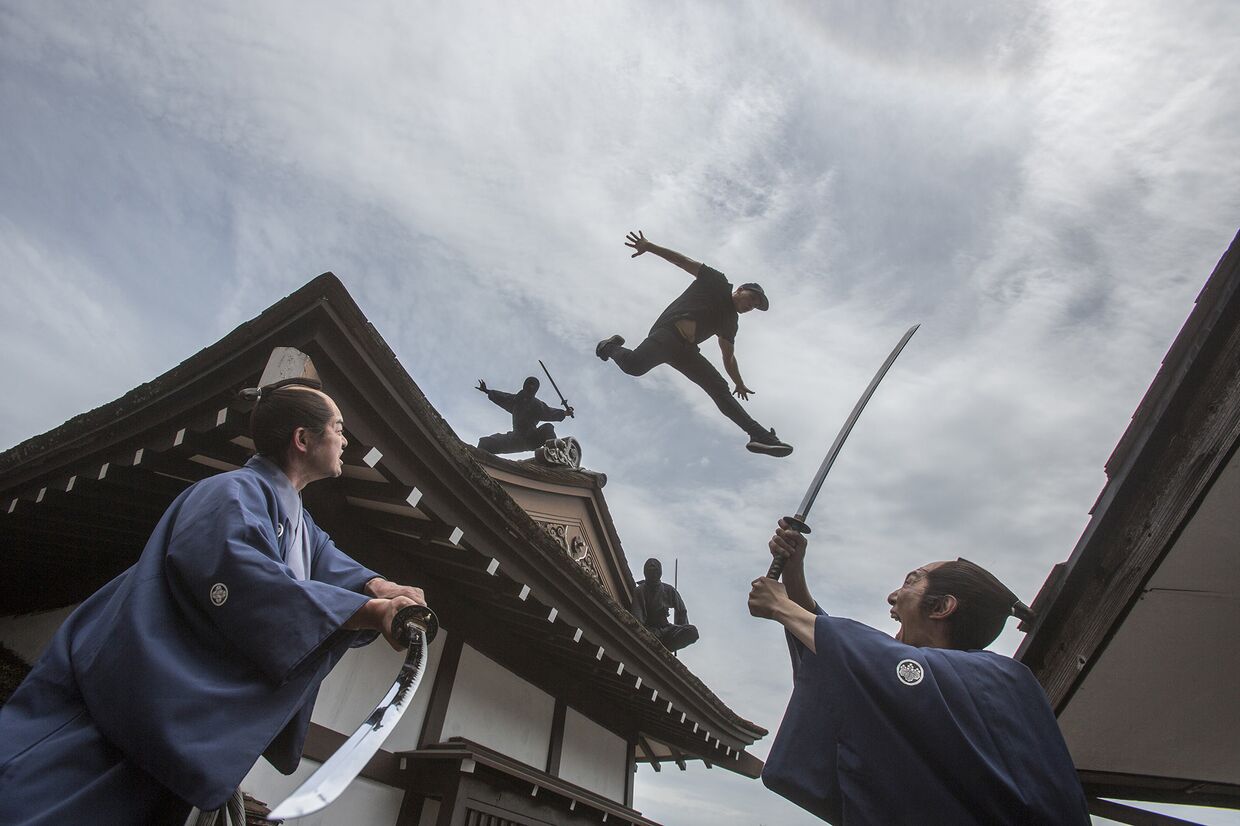 Мастер паркура Джесйон Пол убегает от самураев и ниндзя в японском парке развлечений Edo Wonderland