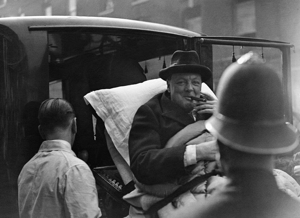 Уинстон Черчилль перемещается медицинскими работниками во время болезни