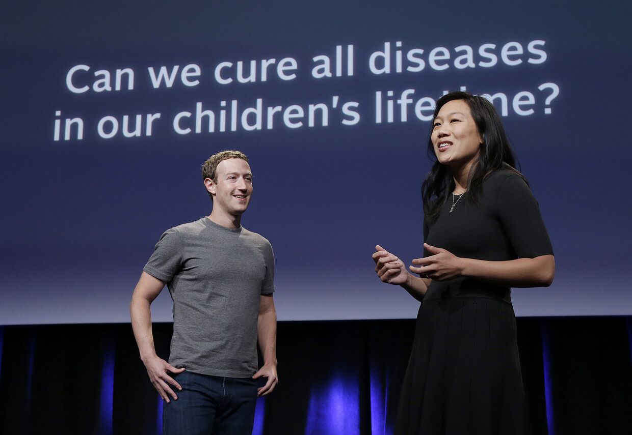 Марк Цукерберг и Присцилла Чан во время презентации в рамках их проекта Биохаб (Biohub) в Сан-Франциско. 20 сентября 2016 года