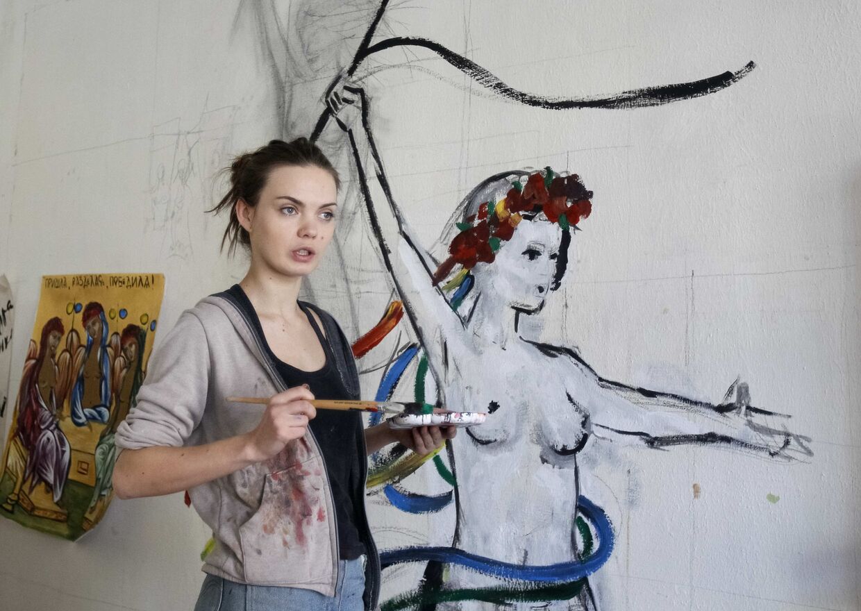 21 февраля 2012. Активистка Femen Оксана Шачко рисует на стене в своей комнате в Киеве