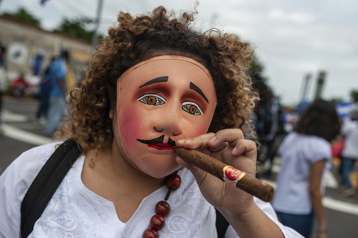 Протестующие требуют свержения президента Никарагуа Даниэля Ортеги во время акций протеста в Манагуа