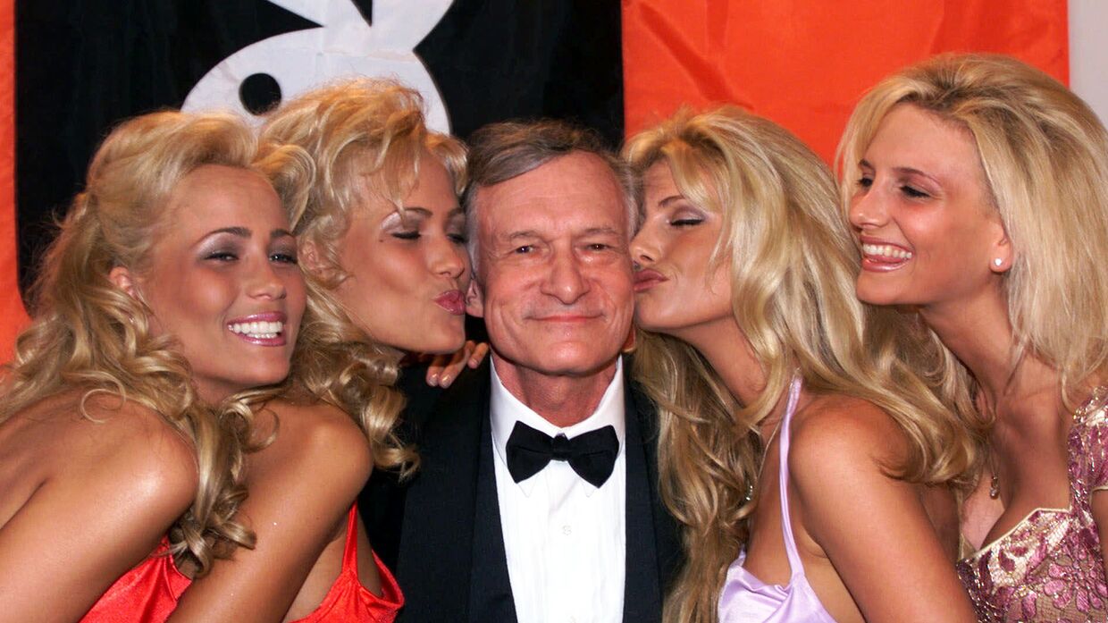 Хью Хефнер с девушками Playboy во время 52-го Каннского кинофестиваля. 14 мая 1999