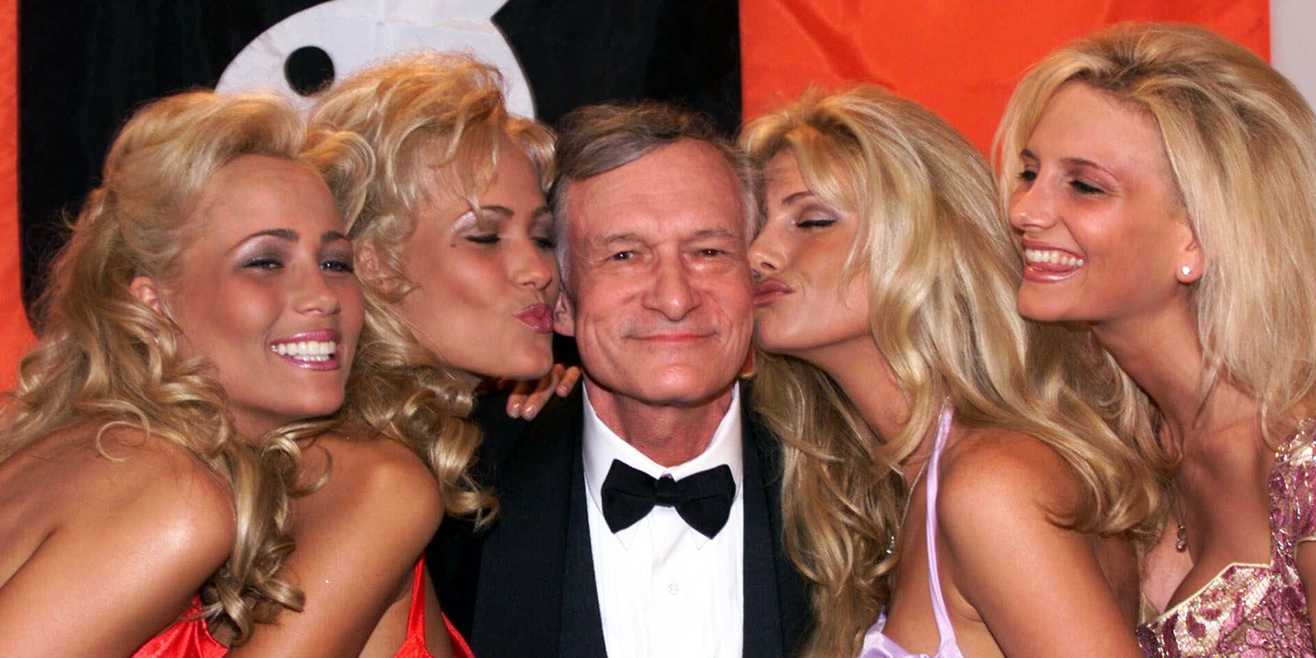 Хью Хефнер с девушками Playboy во время 52-го Каннского кинофестиваля. 14 мая 1999 - ИноСМИ, 1920, 06.05.2025