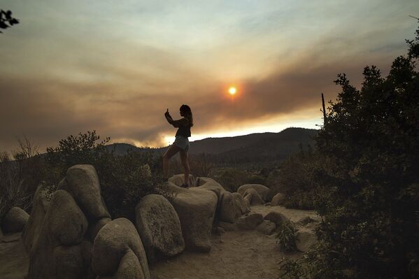 Дым от пожара в национальном парке Йосемити, штат Калифорния, США