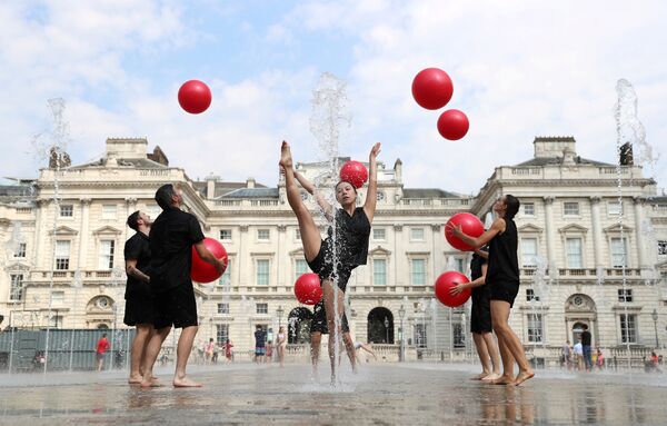 Исполнители из Gandini Juggling репетируют в Сомерсет-Хаусе в Лондоне