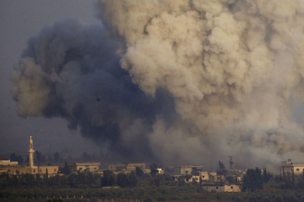 Дым во время боевых действий на юге Сирии