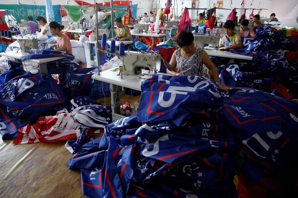 Рабочие китайской фабрики в провинции Аньхой шьют агитационную продукцию для предвыборной кампании Трампа
