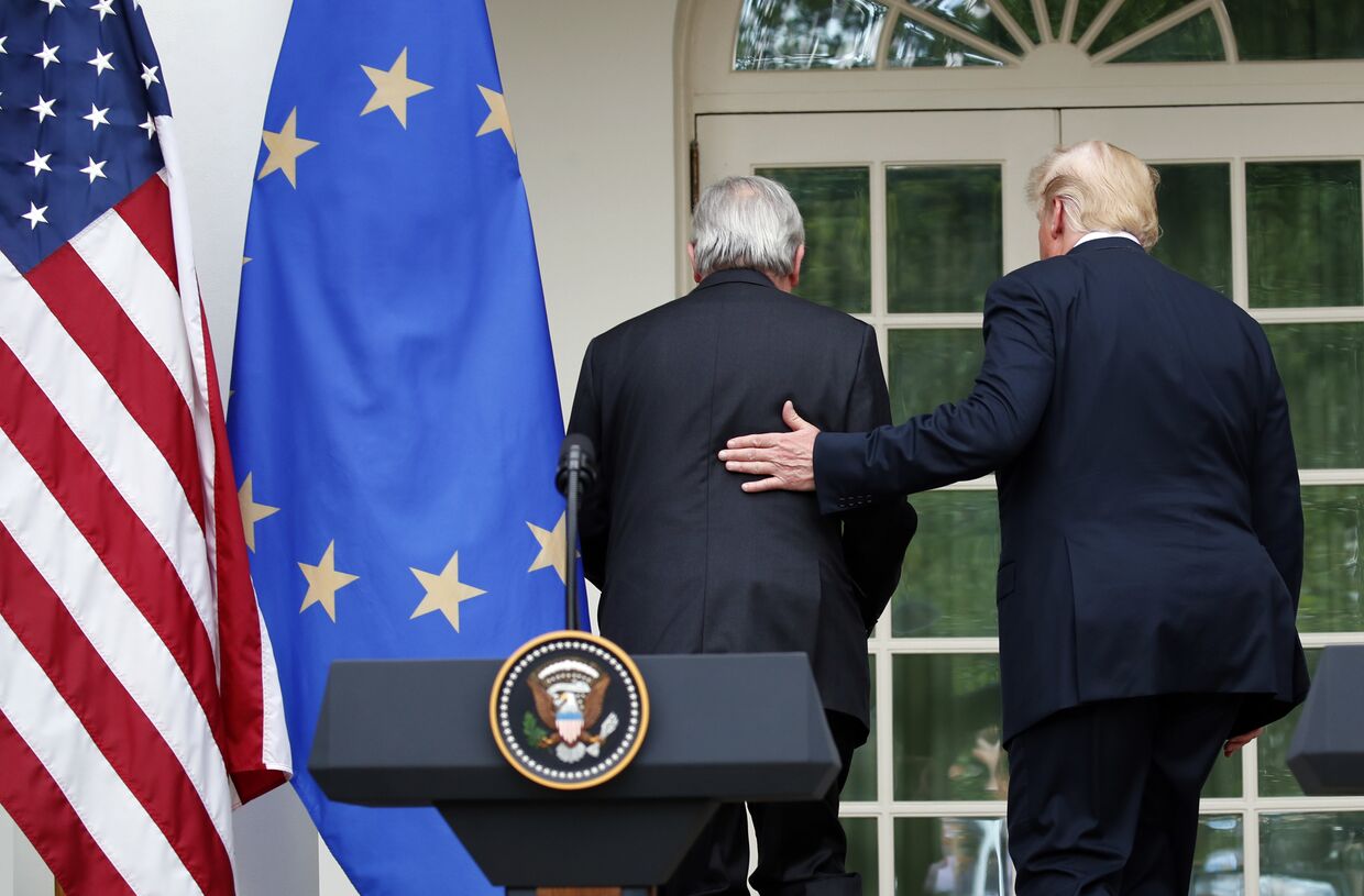 Председатель Европейской комиссии Жан-Клод Юнкер и президент США Дональд Трамп после пресс-конференции в Розовом саду Белого дома, Вашингтон, США. 25 июля 2018