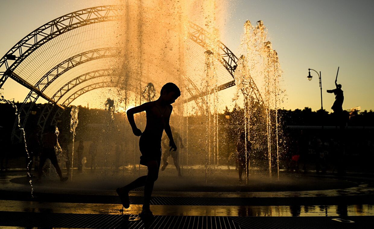 Дети играют в фонтане в Волгограде