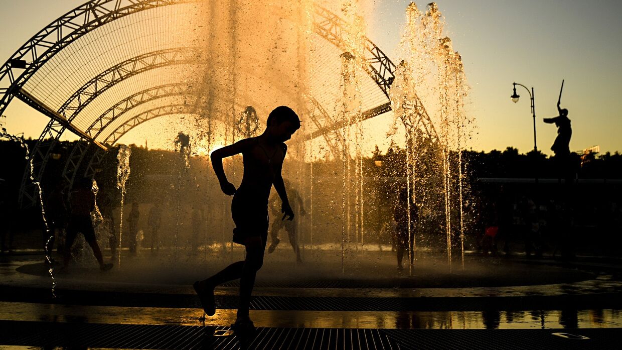 Дети играют в фонтане в Волгограде