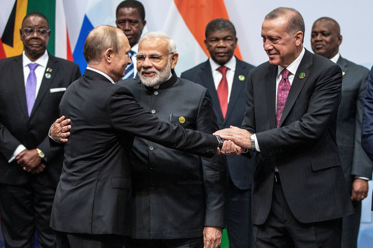 Президент России Владимир Путин, премьер-министр Индии Нарендра Моди и президент Турции Тайип Эрдоган на саммите БРИКС в Йоханнесбурге
