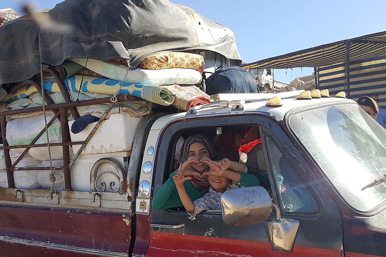 Сирийцы уезжают из лагеря для беженцев в долине Бекаа в Ливане, намереваясь возвратиться в свои дома в регионе Каламун в Сирии