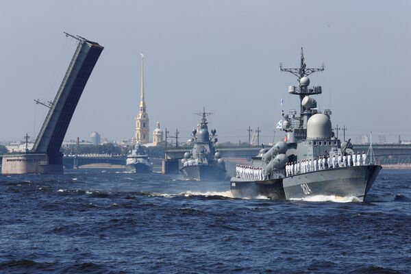 Корабли на главном военно-морском параде в Санкт-Петербурге в честь Дня Военно-Морского Флота России