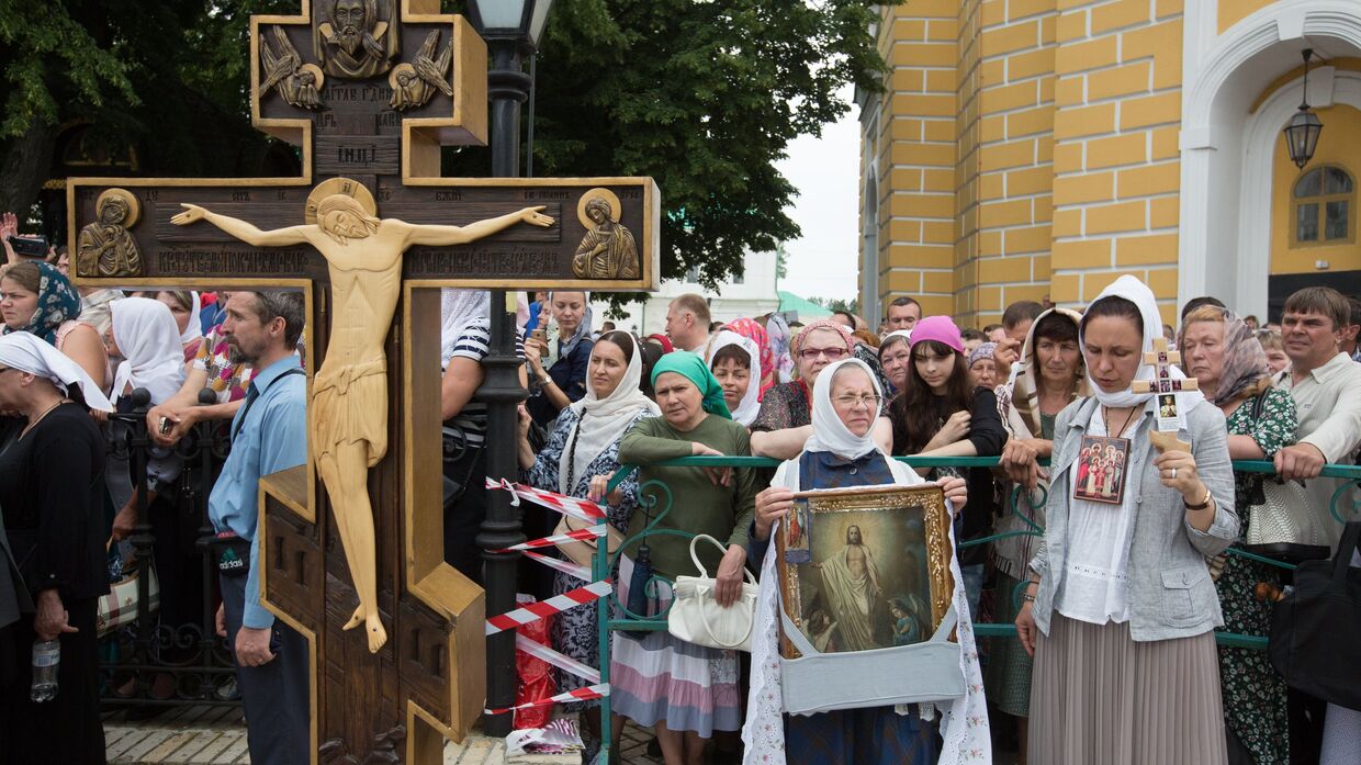 Участники праздничных мероприятий, посвященных 1030-летию Крещения Руси, в Киево-Печерской лавре в Киеве. 27 июля 2018