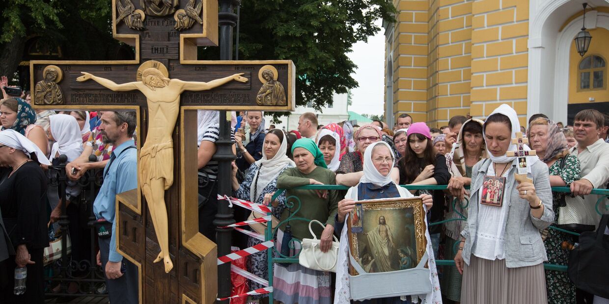 Участники праздничных мероприятий, посвященных 1030-летию Крещения Руси, в Киево-Печерской лавре в Киеве. 27 июля 2018