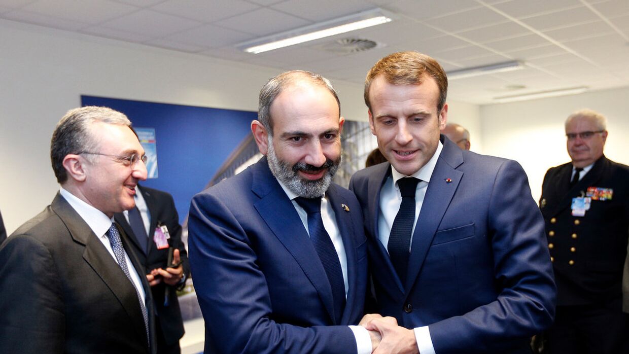 Никол Пашинян и Эммануэль Макрон на саммите НАТО в Брюсселе
