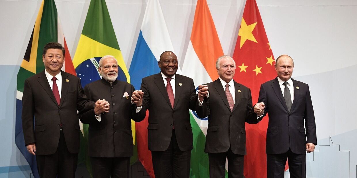 Лидеры стран БРИКС во время совместного фотографирования