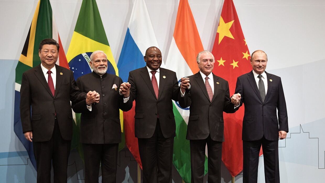 Лидеры стран БРИКС во время совместного фотографирования