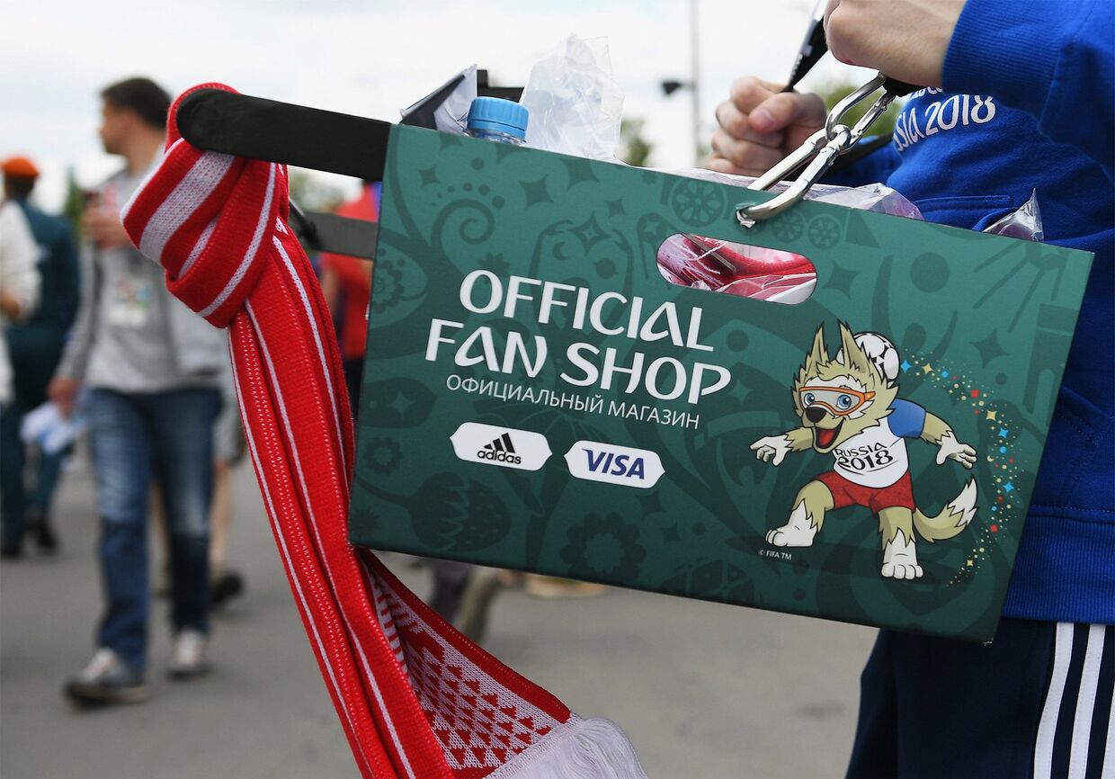 Пакет с покупками из официального магазина чемпионата мира по футболу 2018