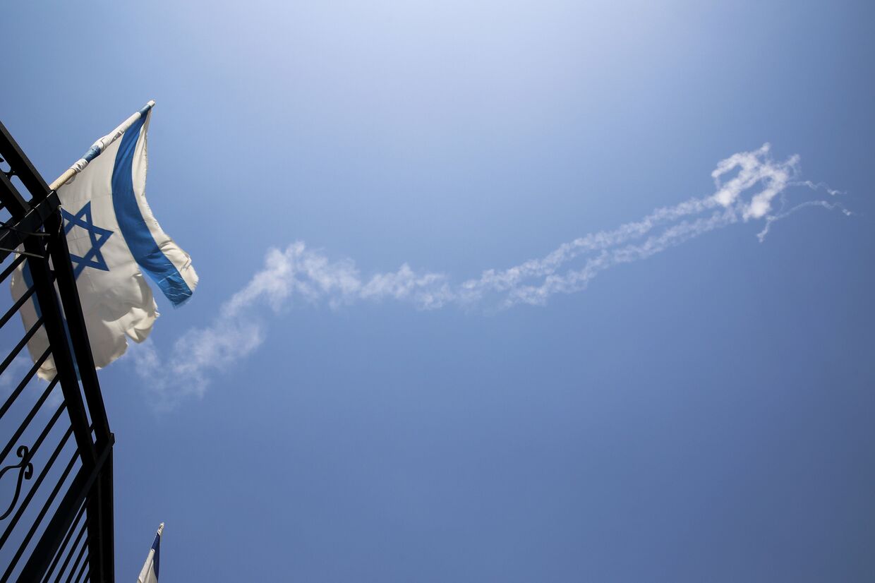 Конденсационные следы ракет Patriot на небе на севере Израиля. 24 июля 2018