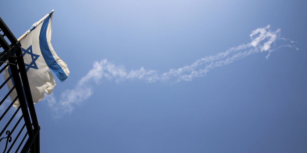 Конденсационные следы ракет Patriot на небе на севере Израиля. 24 июля 2018