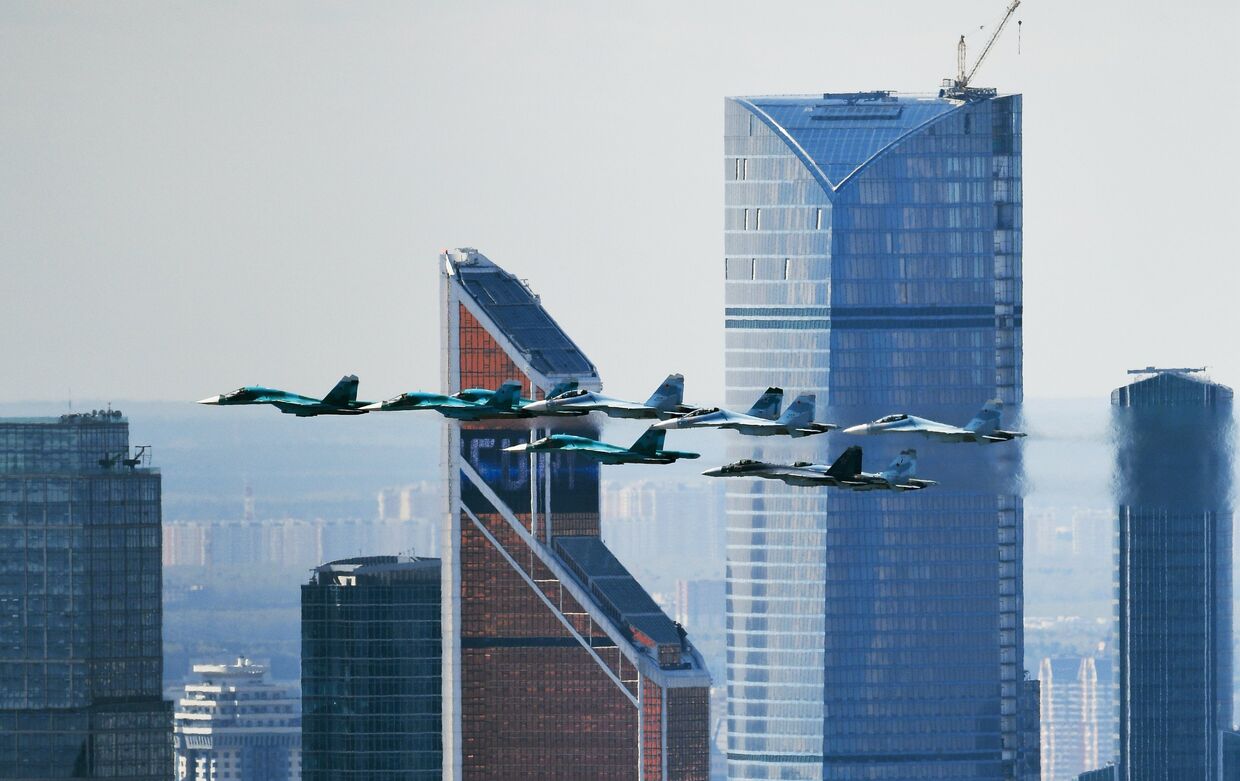 Истребители Су-35, Су-27 и Су-34 на репетиции воздушной части парада Победы в Москве