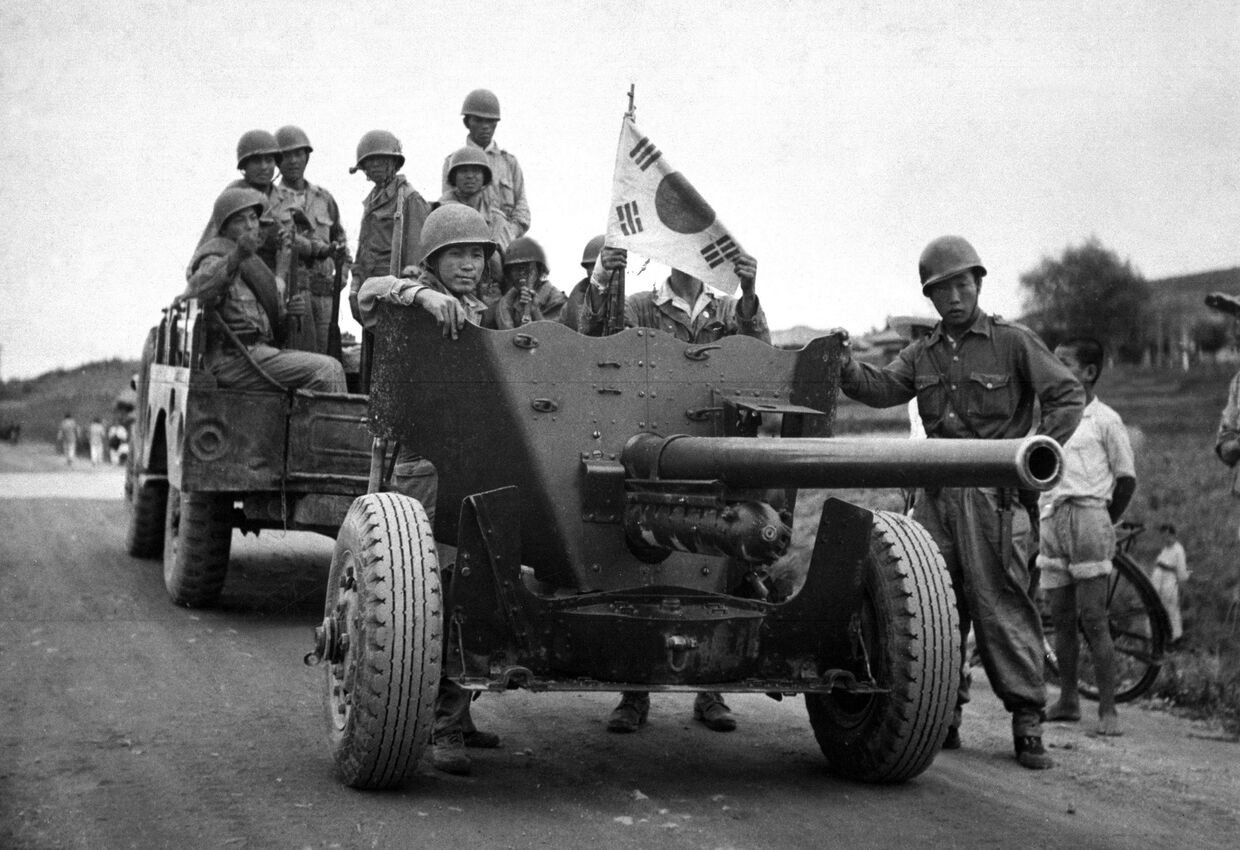 Противотанковая пушка QF 6 pounder во время эвакуации аэропорта Сувон в 1950 году
