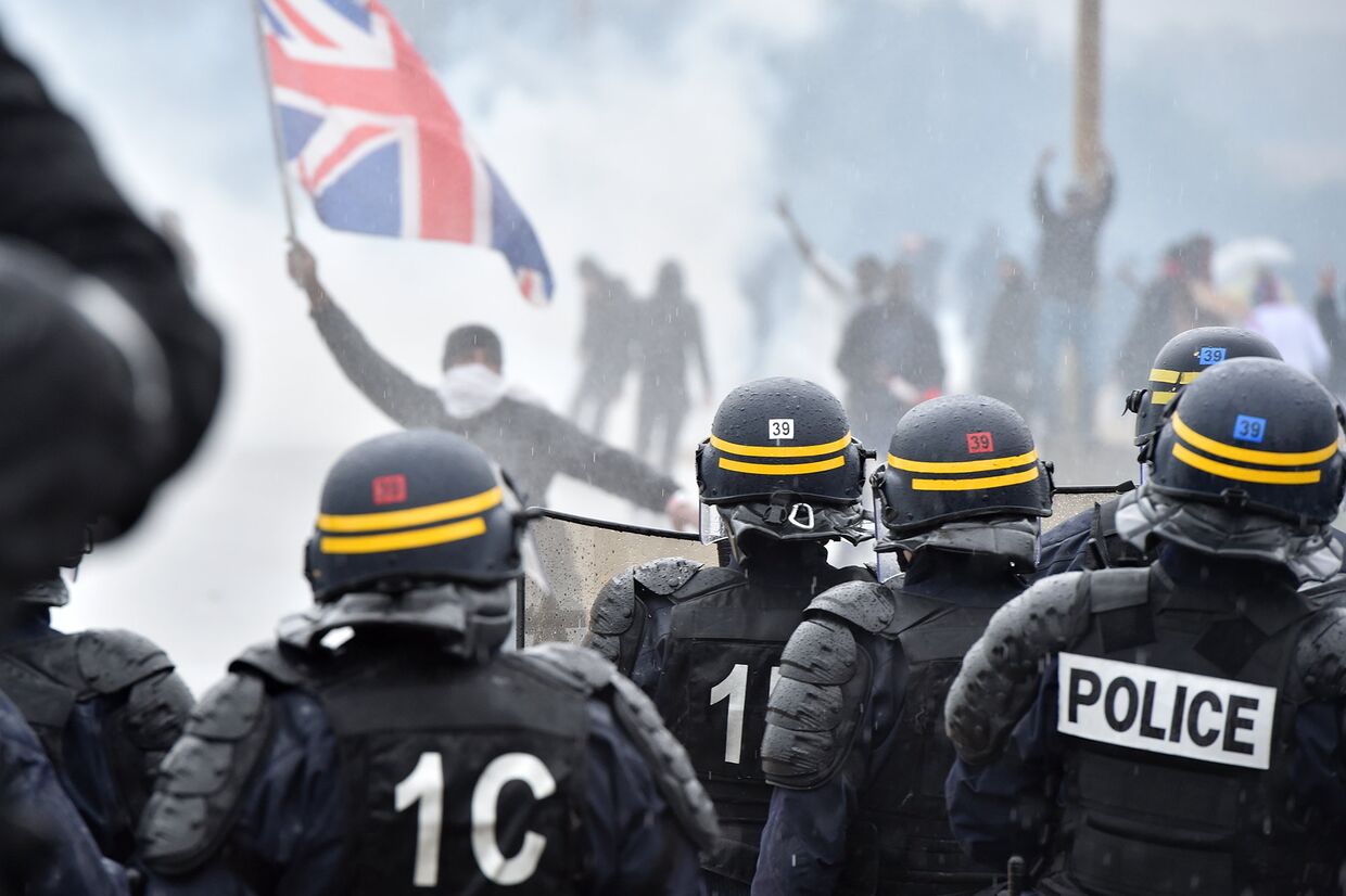 Столкновения с французской полицией в лагере «Джунгли» во французском портовом городе Кале