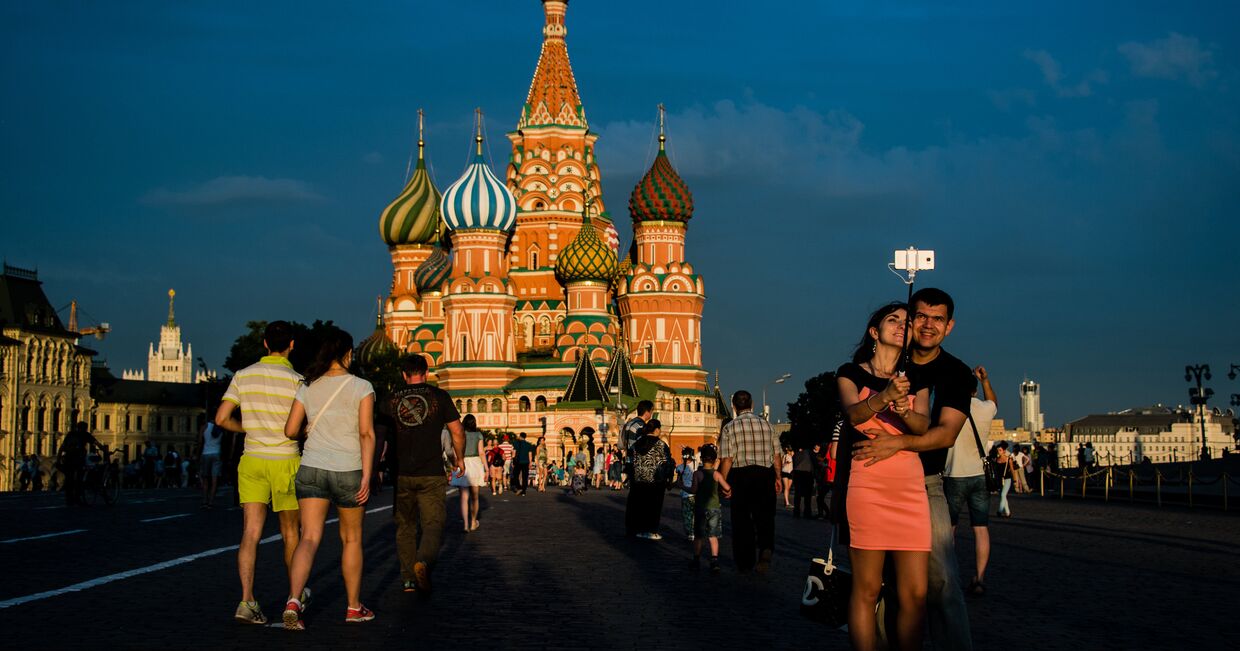 Горожане и туристы на Красной площади в Москве